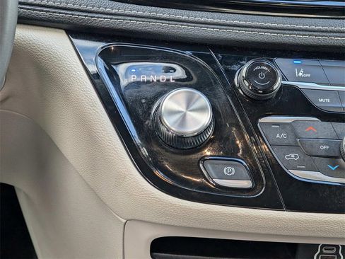 Used 2024 Chrysler Pacifica Select image 19