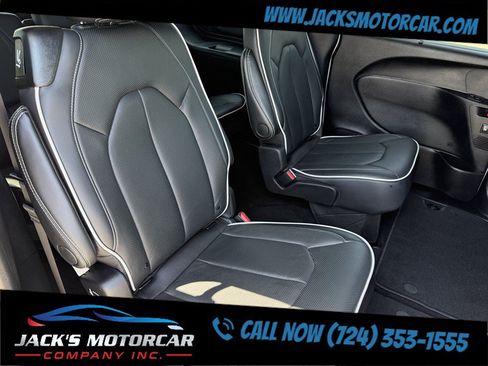 Used 2026 Chrysler Pacifica Limited FWD image 33