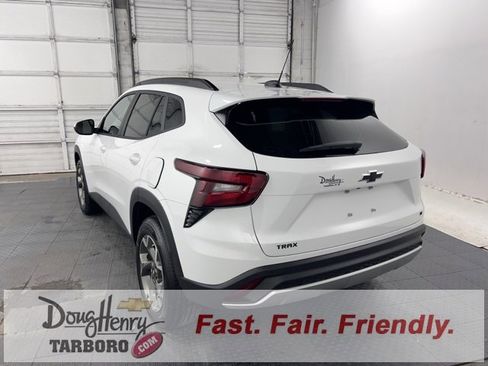 New 2025 Chevrolet Trax LT w/ Sunroof Package image 3