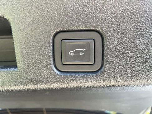 Used 2025 Chevrolet Traverse LT w/ Sun and Wheel Package AWD/4WD image 9