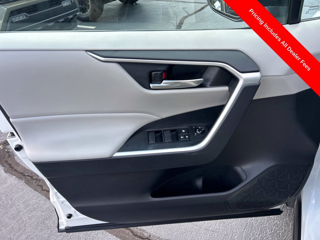 Used 2021 Toyota RAV4 XLE w/ Convenience Package FWD image 4