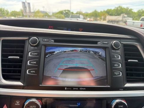 Used 2018 Toyota Highlander Plus FWD image 9