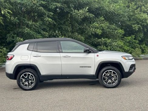 Used 2024 Jeep Compass Trailhawk AWD/4WD image 9