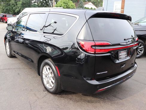 Used 2025 Chrysler Pacifica Select FWD image 3