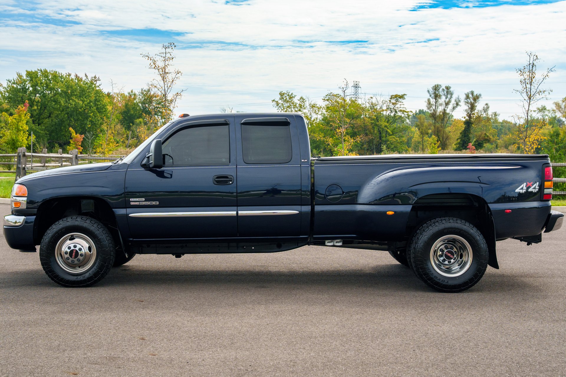 Used 2006 GMC Sierra 3500 SLE w/ Heavy-Duty Power Package AWD/4WD image 3
