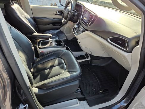 Used 2022 Chrysler Pacifica Touring-L FWD image 19