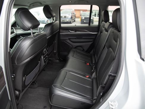 Used 2024 Jeep Grand Cherokee Limited w/ Black Appearance Package image 12