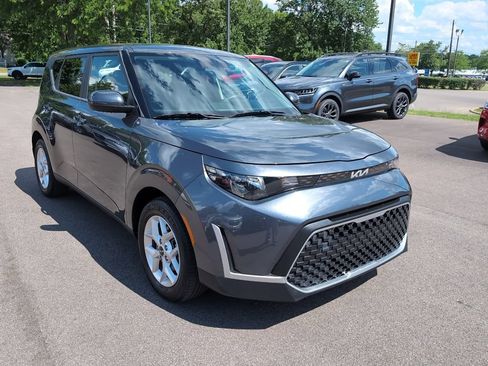 Used 2023 Kia Soul LX w/ Option Group 015 FWD image 2