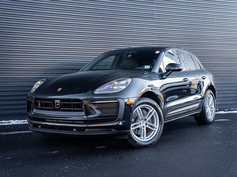Certified 2025 Porsche Macan AWD/4WD image 1