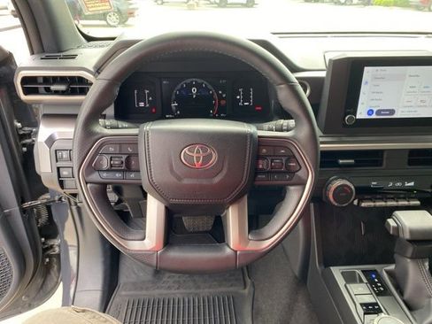 Used 2025 Toyota 4Runner SR5 AWD/4WD image 5