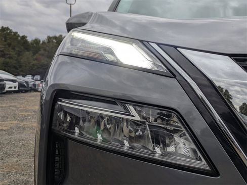 Used 2023 Nissan Rogue SV image 9