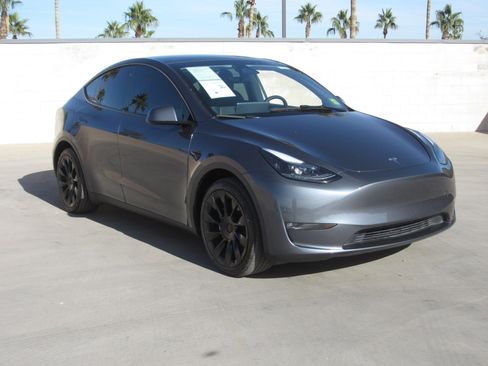 Used 2023 Tesla Model Y Long Range image 2