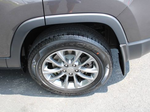 Used 2020 Jeep Cherokee Latitude Plus w/ Cold Weather Group image 6