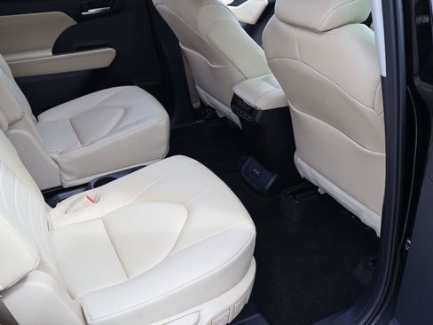Used 2023 Toyota Highlander XLE FWD image 19