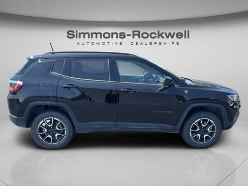 Used 2025 Jeep Compass Trailhawk w/ Trailhawk Convenience Group AWD/4WD image 6