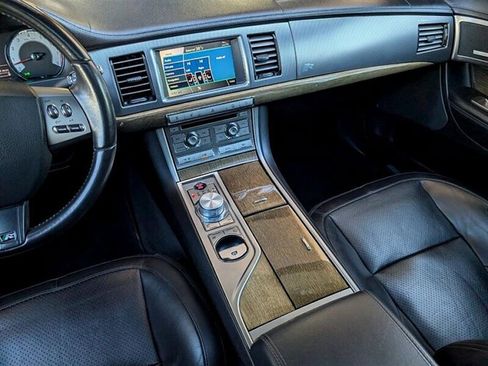Used 2010 Jaguar XF R image 23