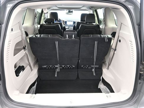 Used 2023 Chrysler Pacifica Limited image 34