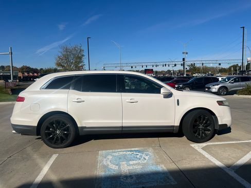 Used 2010 Lincoln MKT AWD image 5