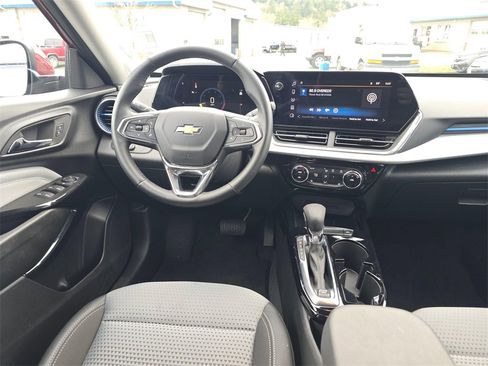 Certified 2025 Chevrolet Trax LT w/ LT Convenience Package image 13