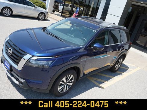 Used 2025 Nissan Pathfinder SL AWD/4WD image 13