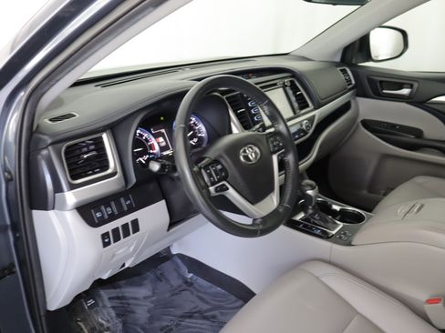 Used 2019 Toyota Highlander XLE AWD/4WD image 11