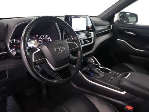 Used 2024 Toyota Highlander XSE FWD image 20