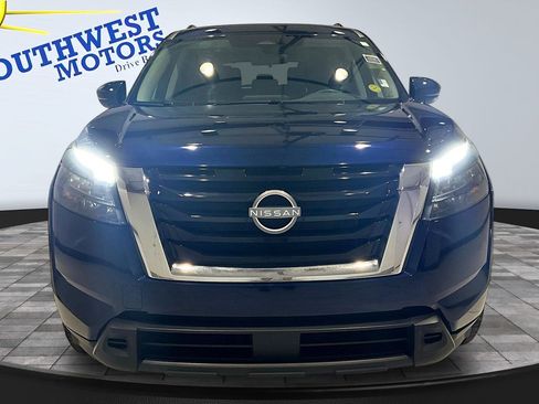Used 2025 Nissan Pathfinder SV FWD image 2