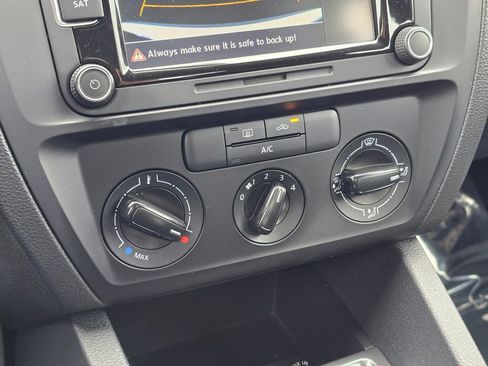 Used 2015 Volkswagen Jetta S image 28