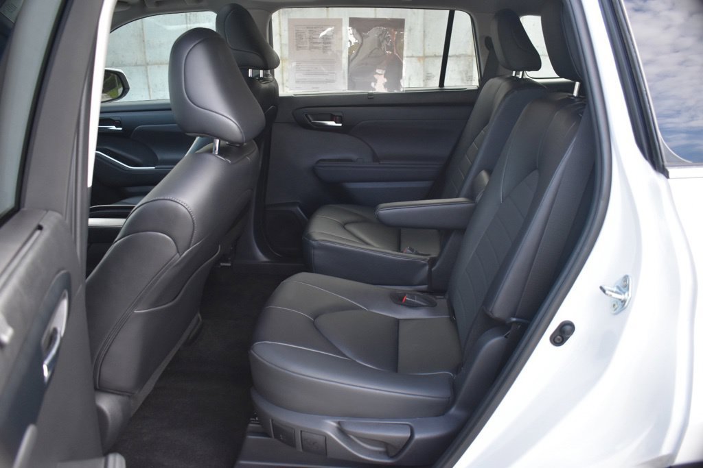 Used 2024 Toyota Highlander XLE AWD/4WD image 25