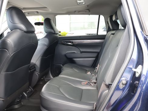Used 2020 Toyota Highlander Limited FWD image 19