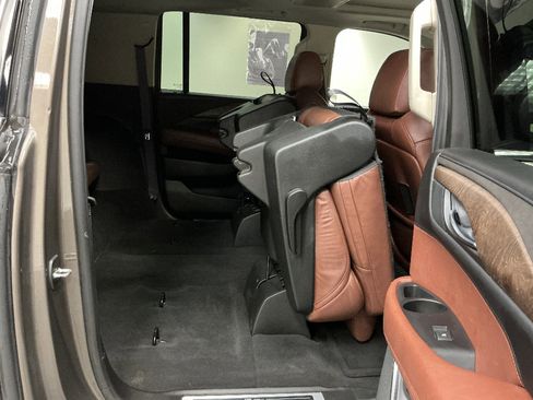 Used 2016 Cadillac Escalade ESV Luxury image 31