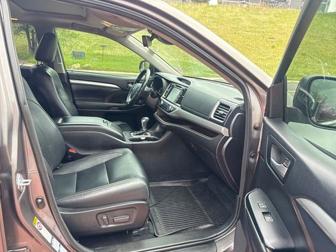 Used 2017 Toyota Highlander XLE AWD/4WD image 32