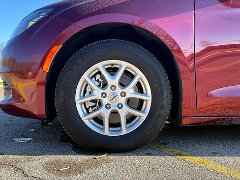 Used 2022 Chrysler Voyager LX image 8