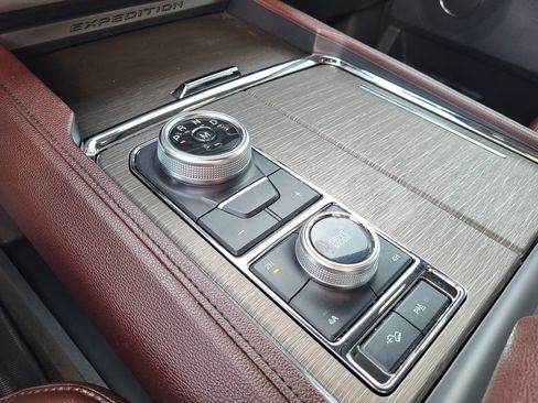 Used 2022 Ford Expedition Limited image 19