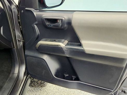 Used 2018 Toyota Tacoma SR5 image 25