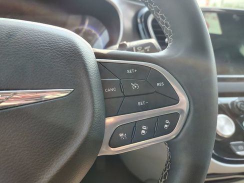 Used 2023 Chrysler Pacifica Touring-L FWD image 12
