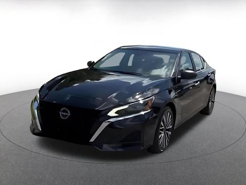 Used 2025 Nissan Altima 2.5 SV FWD image 7