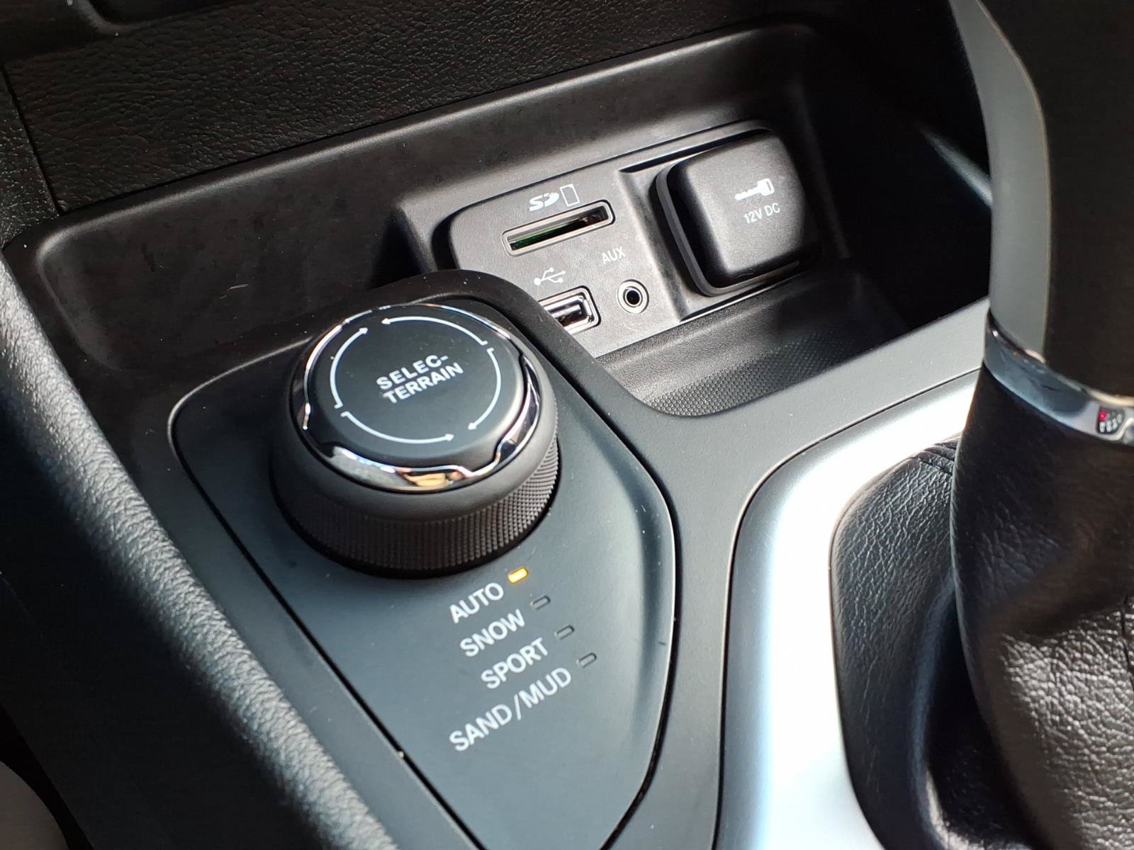 Used 2015 Jeep Cherokee Latitude AWD/4WD image 22
