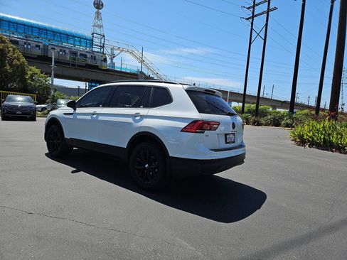 Used 2023 Volkswagen Tiguan SE w/ Panoramic Sunroof Package AWD/4WD image 7
