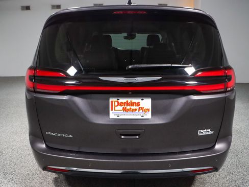 Used 2023 Chrysler Pacifica Touring-L FWD image 8