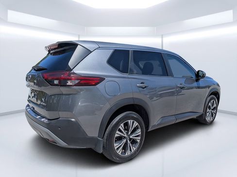 Used 2023 Nissan Rogue SV image 3
