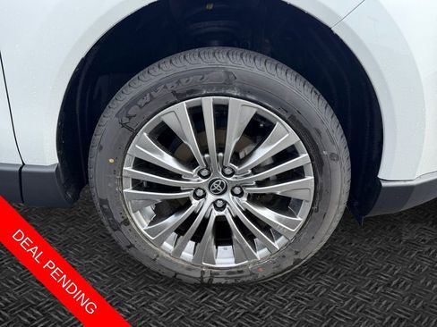 Used 2023 Toyota Venza XLE image 11