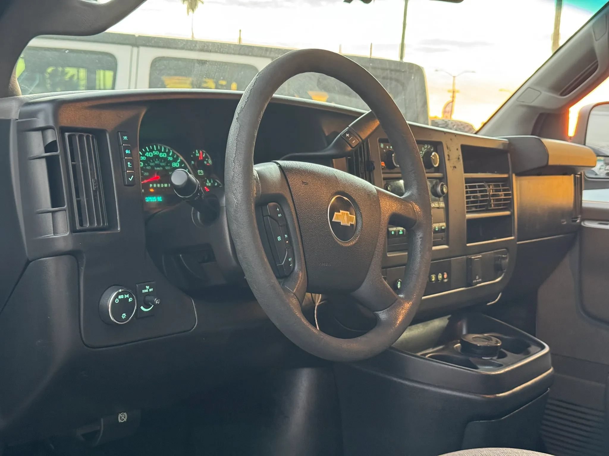 Used 2018 Chevrolet Express 2500 w/ Driver Convenience Package RWD image 12