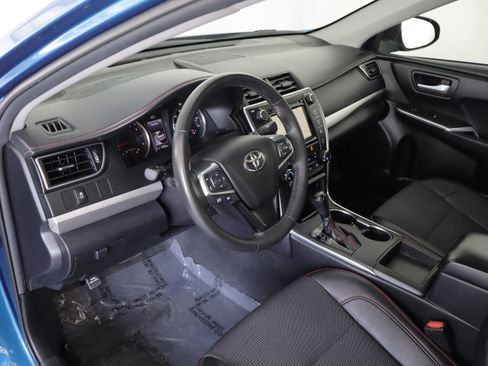 Used 2017 Toyota Camry SE w/ Moonroof Package FWD image 11