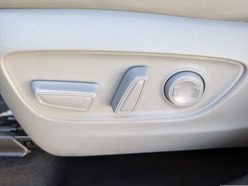 Used 2023 Toyota Highlander Limited image 23