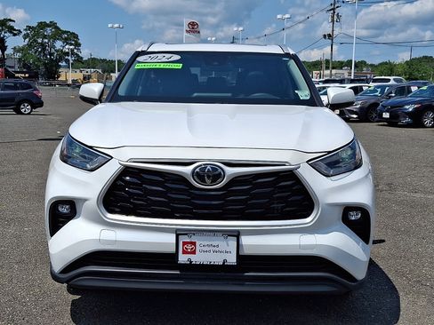 Used 2024 Toyota Highlander XLE AWD/4WD image 2