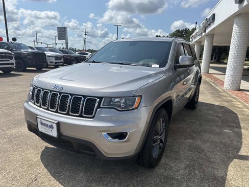 Used 2018 Jeep Grand Cherokee Laredo image 3