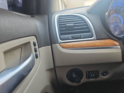 Used 2014 Chrysler 300 C w/ Beats Audio Group AWD/4WD image 35