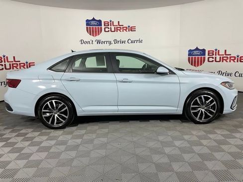 Used 2025 Volkswagen Jetta SE image 2