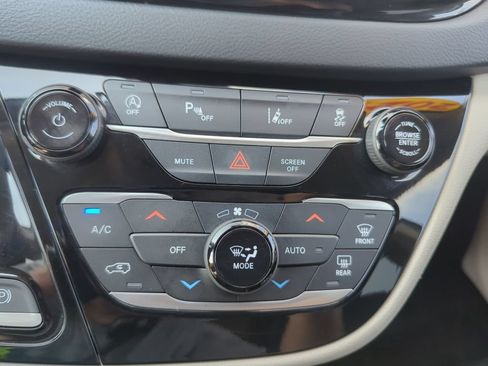 Used 2023 Chrysler Pacifica Touring-L FWD image 21